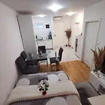 Leon Apartment *