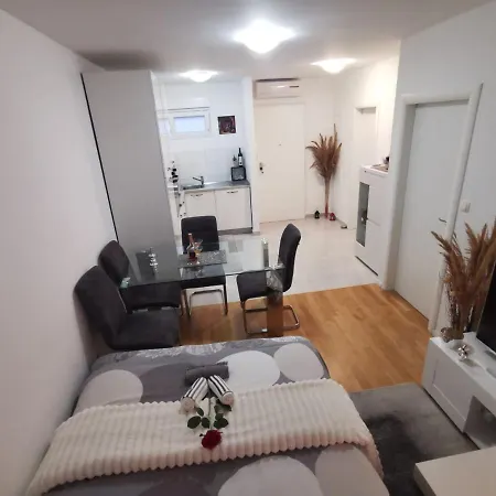 Leon Apartment *