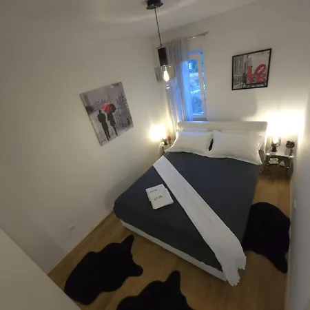 Leon Apartment Split