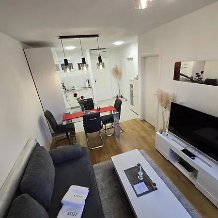 Leon Apartment *