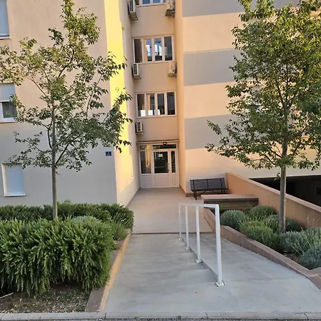 Leon Apartment Split